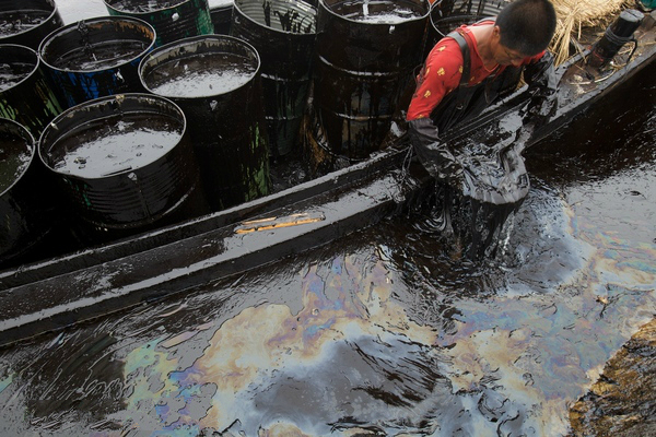 渤海溢油事故清理现场