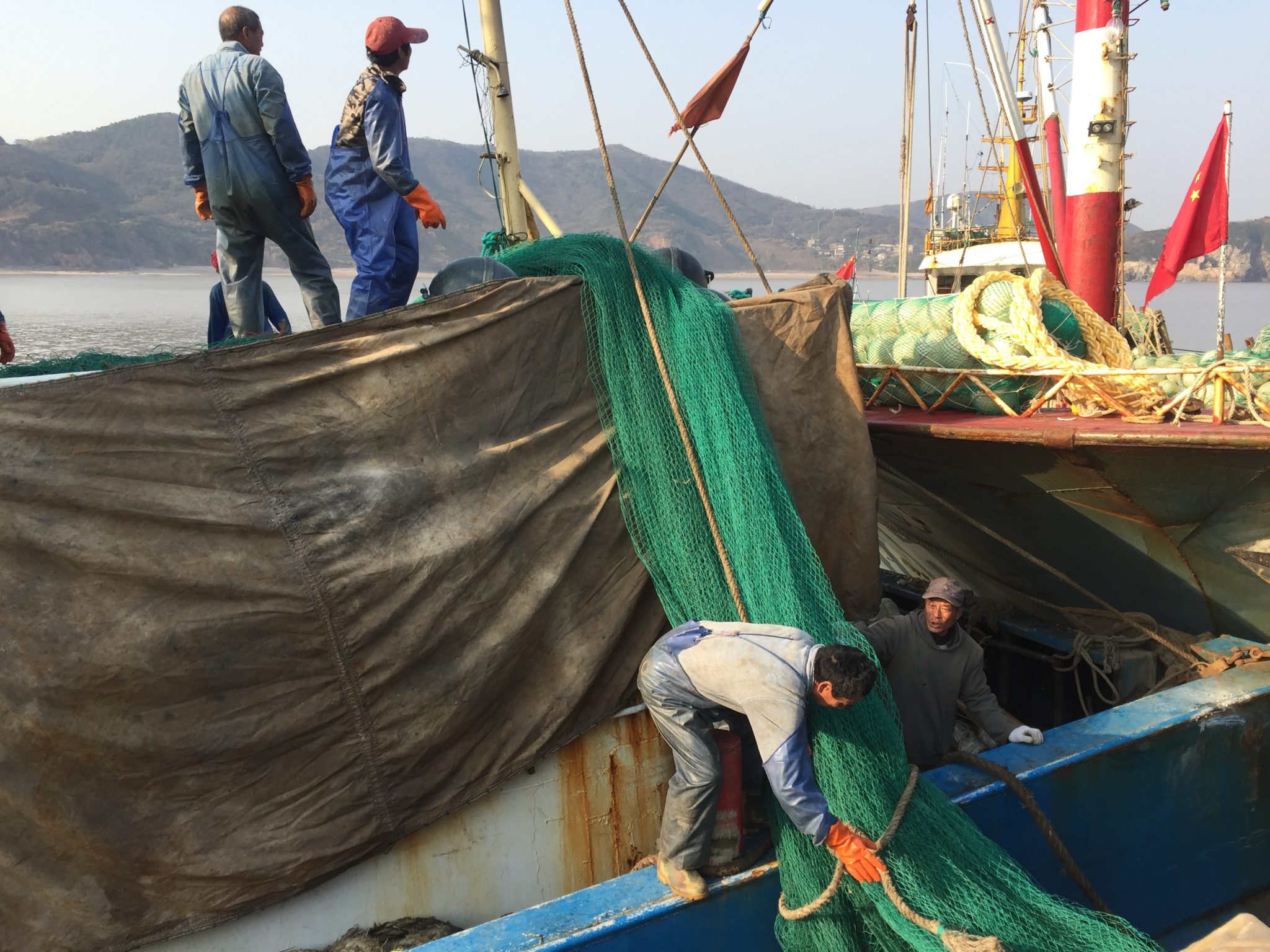 浙江舟山凉峙村码头渔民检修渔船为出海做准备。