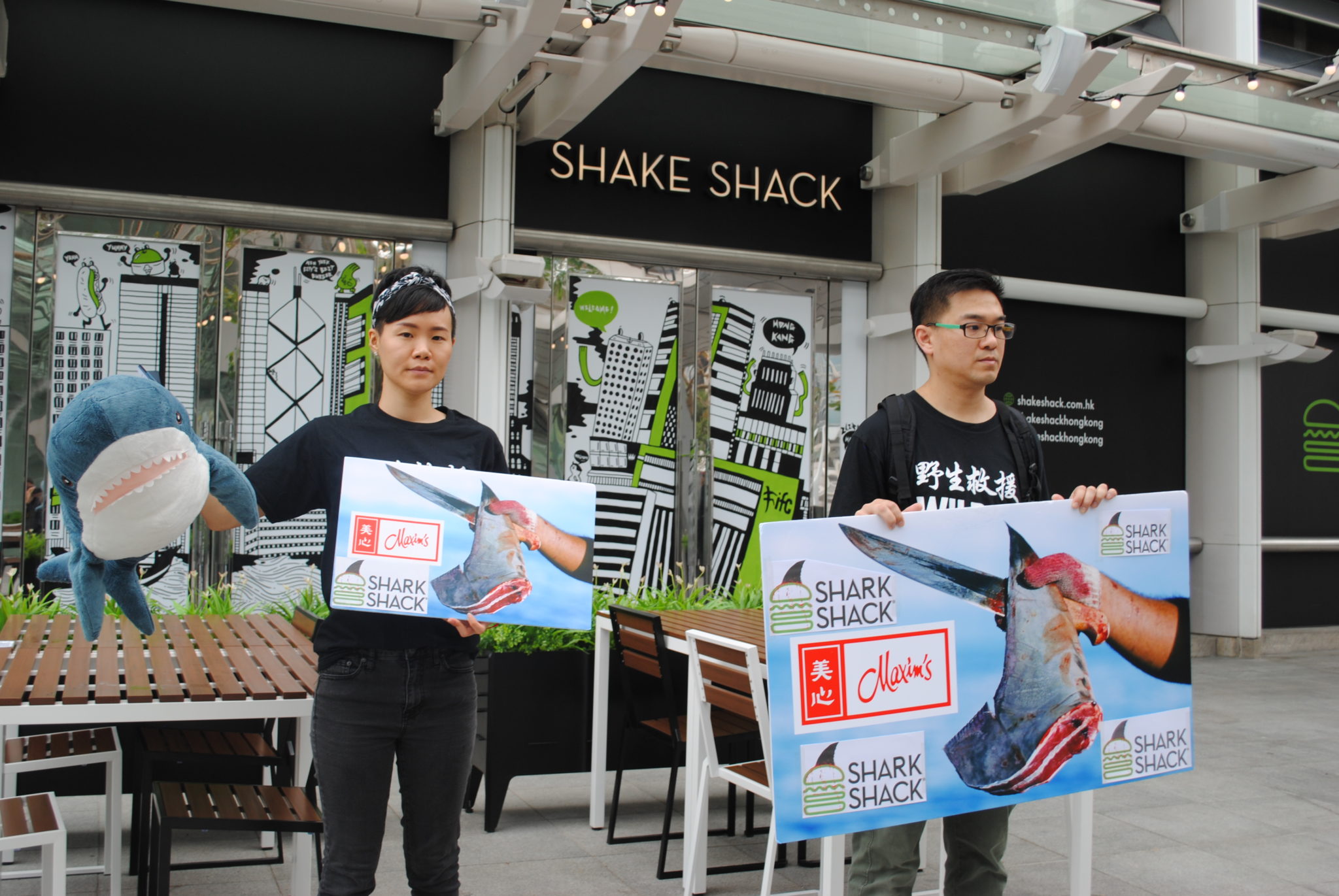 野生救援组织的活动人士在香港第一家Shake Shack外抗议Shake Shack在香港的合作伙伴美心集团的鱼翅消费行为。