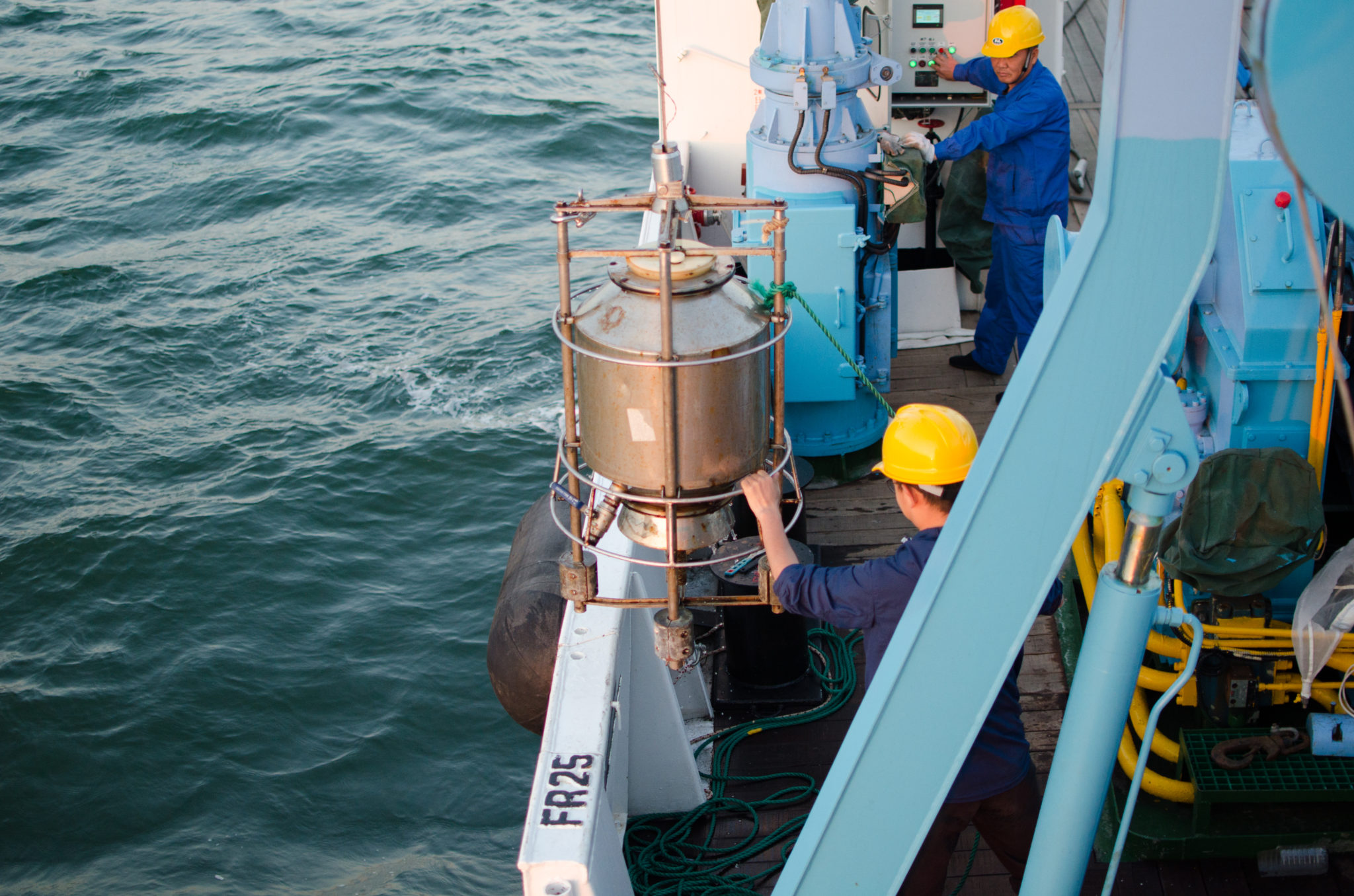 研究人员用大型取样设备在长江口外海面采集含微塑料的水样。