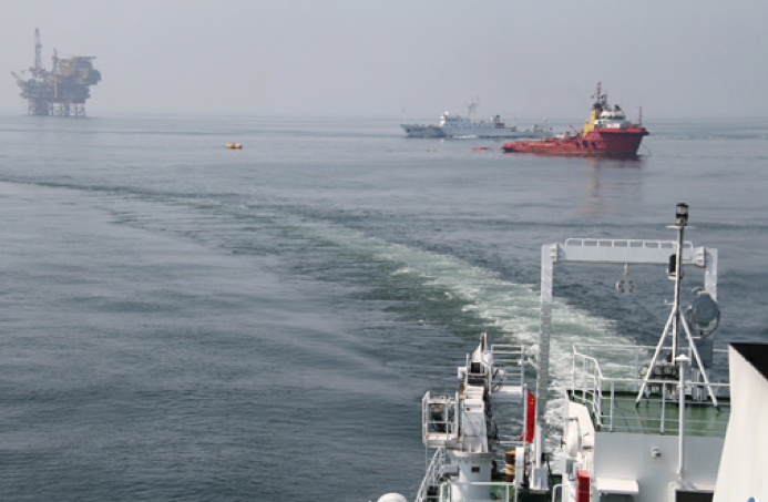 2011年11月，即事故发生五个月后，中国海洋局的监测船依然在蓬莱19-3平台周围24小时严密监测海水状况。图片来源：国家海洋局网站