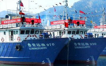停靠在港口的中国拖网渔船。加纳拖网捕鱼船队中“据悉普遍存在”外资的参与，给加纳的鱼类资源带来了压力