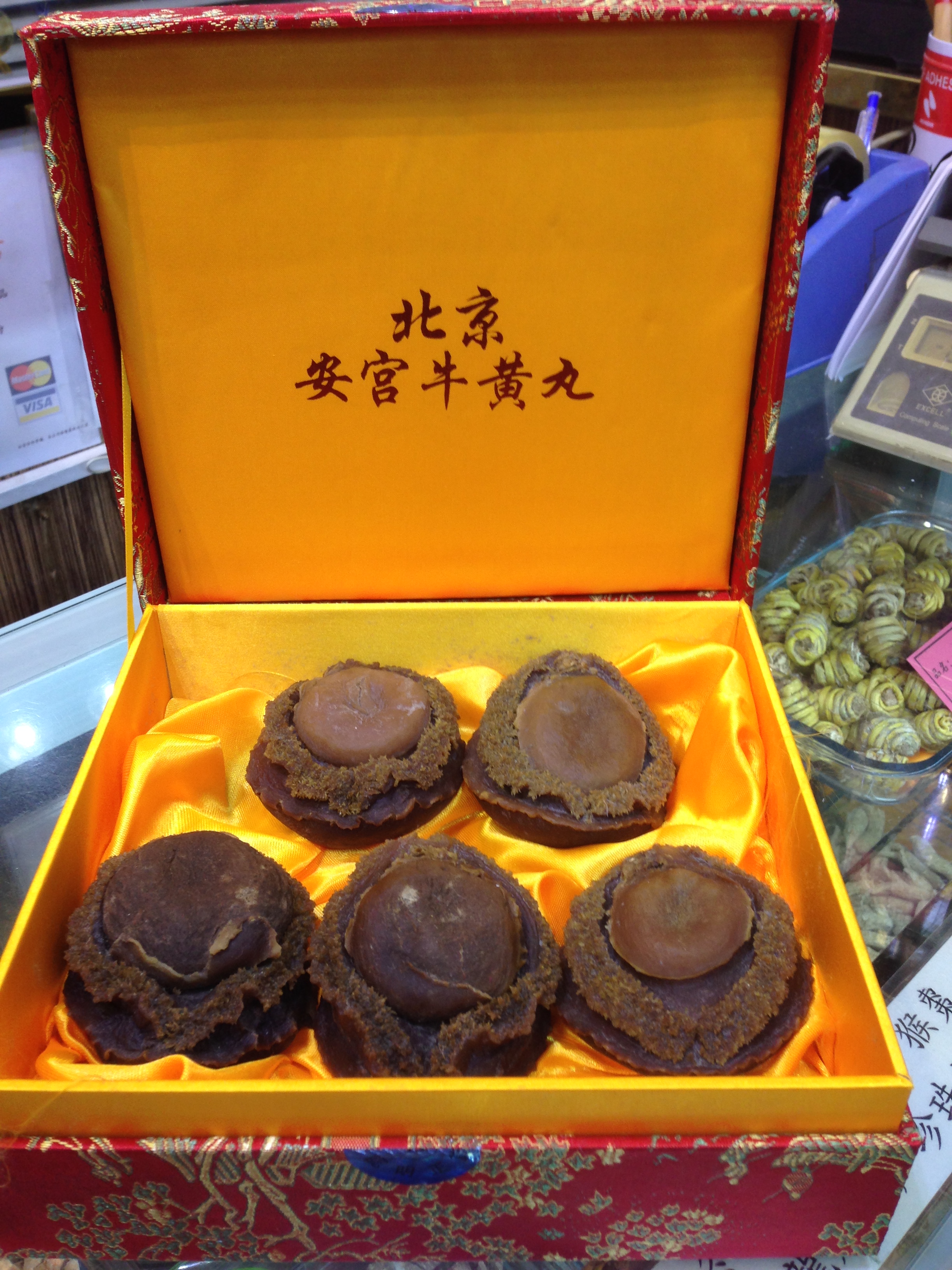 南非鲍鱼包装成礼盒在香港市场裡贩售。图片来源：Wilson Lau/Traffic