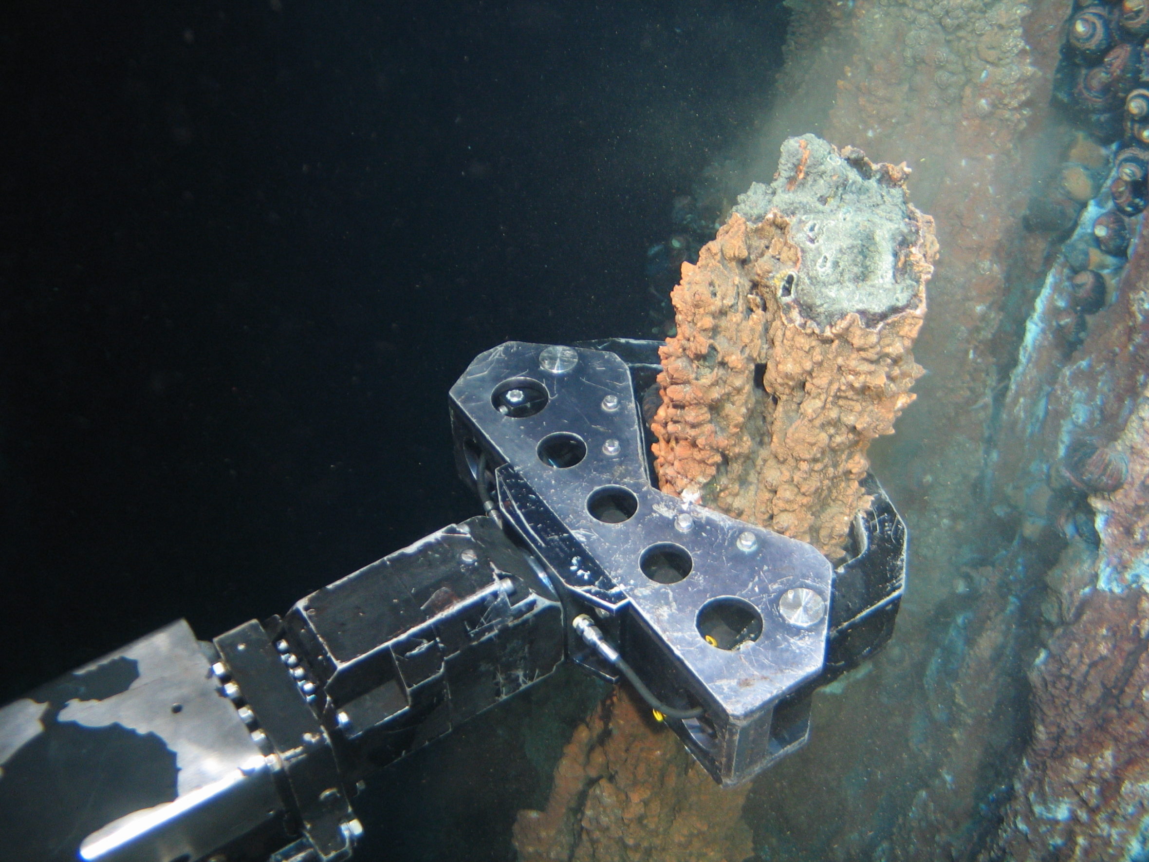 机械手臂在深海中获取铜量丰富的热泉烟囱样本