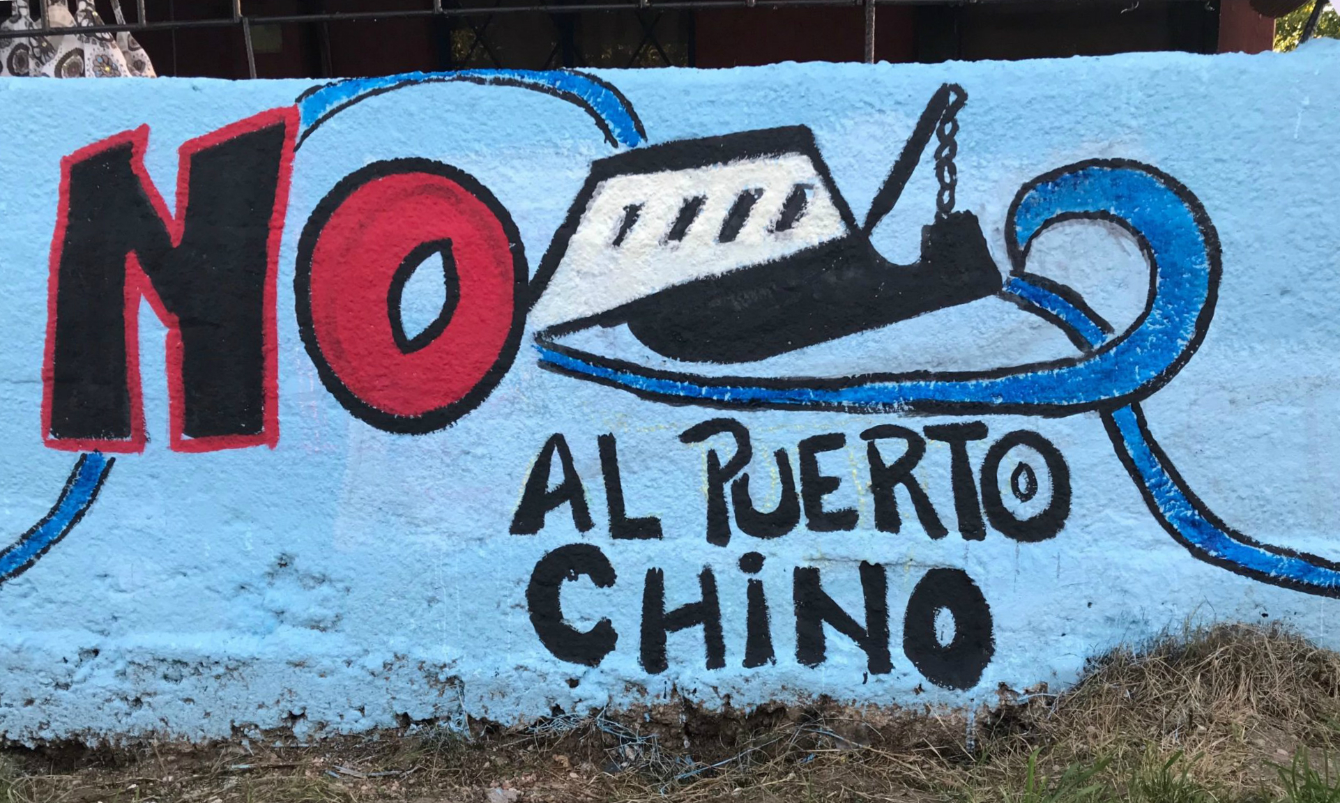 当地居民反对港口项目的涂鸦墙。图片来源：Florencia Lay