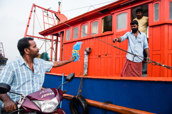 在一艘渔船即将离开奎隆萨提库兰迦拉港的时候，“清净大海”的门德斯·约瑟夫将一个用于收集海洋垃圾的特制编织袋交给渔船船员