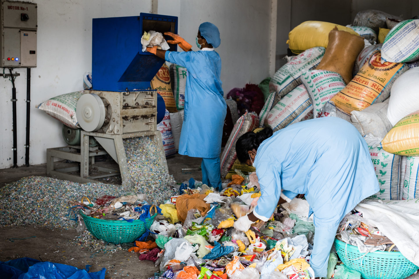 “清净大海”的工作人员对废弃塑料进行分拣和粉碎