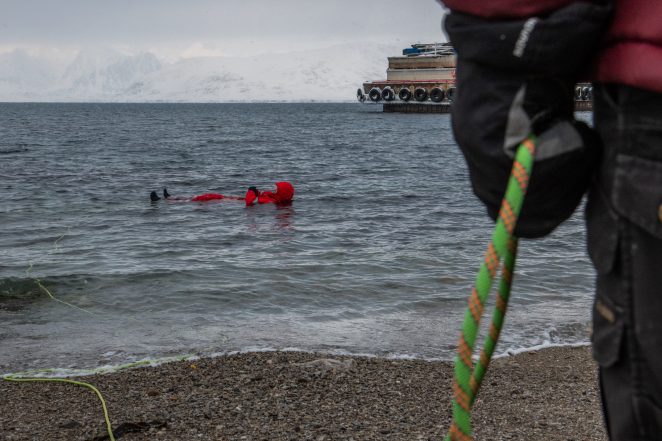 Sea survival training in the freezing waters of Ny-Ålesund in Svalbard, part of a programme of activities meant to prepare the MOSAiC team for the expedition’s challenging conditions (Image: Alfred Wegener Institute/Esther Horvath, CC BY)