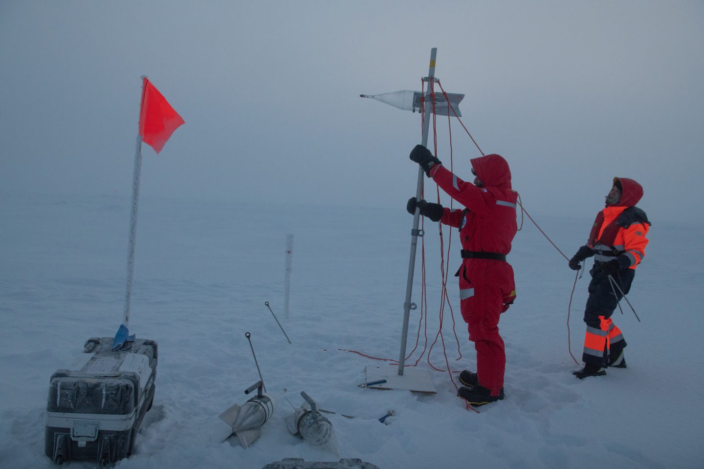 MOSAiC科学家在冰上设置气象设备
