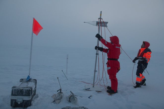 MOSAiC scientists setting up meteorological equipment on the ice (Image: Alfred Wegener Institute/Esther Horvath, CC BY)