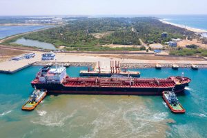 <p>卸入斯里兰卡汉班托塔港的低硫燃料油将为货轮和远洋渔船提供燃料补给。图片来源: Alamy</p>