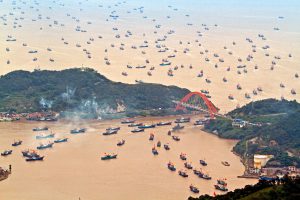 <p>2014年12月23日，中国浙江省象山县，渔船在停泊了三个半月后缓缓驶离石浦渔港。（图片来源：He Yousong/ Xinhua/ Alamy Live News）</p>