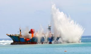 <p>2016年3月，一艘名为维京的非法捕鱼船在西爪哇庞岸达兰外海被凿沉，图片来源：Ramdani/Xinhua/Alamy</p>