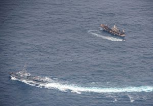 <p>厄瓜多尔海军船只环绕一艘涉嫌非法捕捞巨型鱿鱼的中国渔船航行。（图片来源：Alamy）</p>