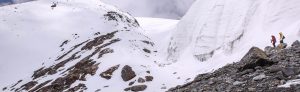 <p>2017年，科考队员在天山一号冰川考察时路过2014年5月标记的雪线。图片来源：Alamy</p>