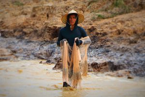 <p>Fishermen of Tonlé Sap in Cambodia will be the biggest losers from the cumulative impact of dams in China and Southeast Asia (Image: Juan Antonio F Segal)</p>