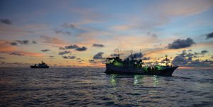 <p>美国和澳大利亚执法部门登上在菲律宾海行驶的Jinn Hsing Tsai 3号渔船，检查其作业是否符合渔业法规。 图片来源: Alamy</p>