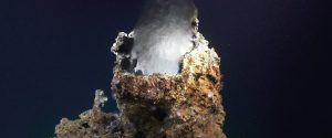 <p>深海热泉喷口储藏着丰富的生物、铜矿以及其他贵金属。图片来源：Schmidt Ocean Institute</p> <p>&nbsp;</p>