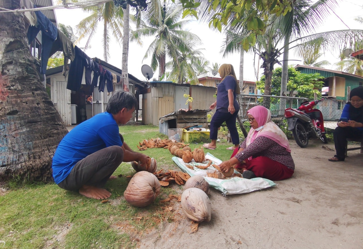 A group of women on Mantanani island have taken the lead in establishing a community initiative to generate an alternative source of income making coconut oil (Image: Adzmin Fatta / Reef Check Malaysia)