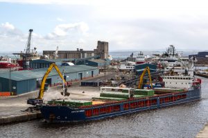 <p>乌拉圭蒙得维的亚港，一艘货轮正在卸货。西南大西洋丰富的海洋生物资源吸引着全球各地的捕捞船队。图片来源：Alamy</p>