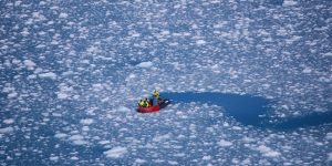 <p>在南极海冰上开展研究的科学家。气候变化对于南极生物资源的影响正逐步反映在海洋管理组织的决策中。（图片来源：Jivko Konstantinov/Alamy)</p>