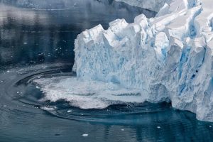 <p>冰盖融化是上世纪90年代以来海平面加速上升的主要原因。图片来源：Andreas Alexander / Alamy</p>