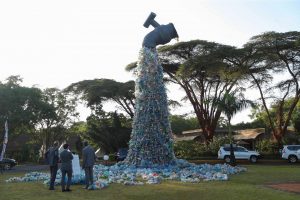 <p>内罗毕会场外由塑料垃圾组成的艺术作品。图片来源: Alamy</p>