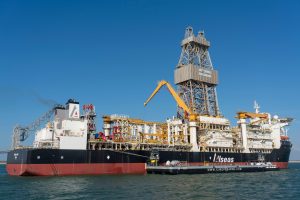 <p>今年3月，加拿大深海矿业公司TMC运营的“隐藏宝石号”（Hidden Gem）停靠在鹿特丹港，这艘工业钻探船即将在国际水域进行首次深海采矿测试。图片来源：Jochen Tack / Alamy</p>