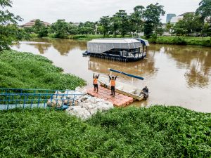 <p>“拦截者001号”在印尼雅加达珍加连排水渠成功试点后，计划将在60多条河流进行部署。图片来源：<a href="https://theoceancleanup.com/">海洋清理</a></p>