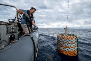 <p>这个位于西非沿海大西洋上的浮标能帮助确定公海船只的位置，并识别涉嫌非法捕捞的船只。图片来源：© Tommy Trenchard / Greenpeace</p>