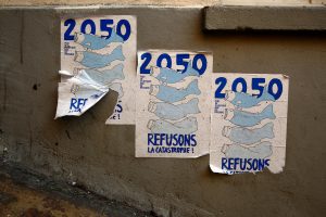 <p>在法国巴黎，一面墙上的海报上写着：“2050年：塑料将会比鱼还多。拒绝灾难！”（图片来源：Robert K. Chin / Alamy）</p>